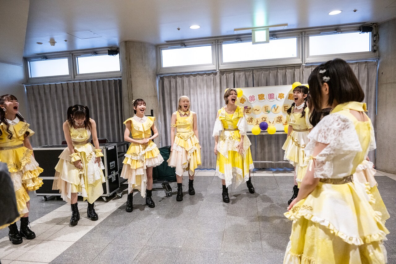 開演直前、9人で最後の円陣を組む私立恵比寿中学。 [画像ギャラリー 2