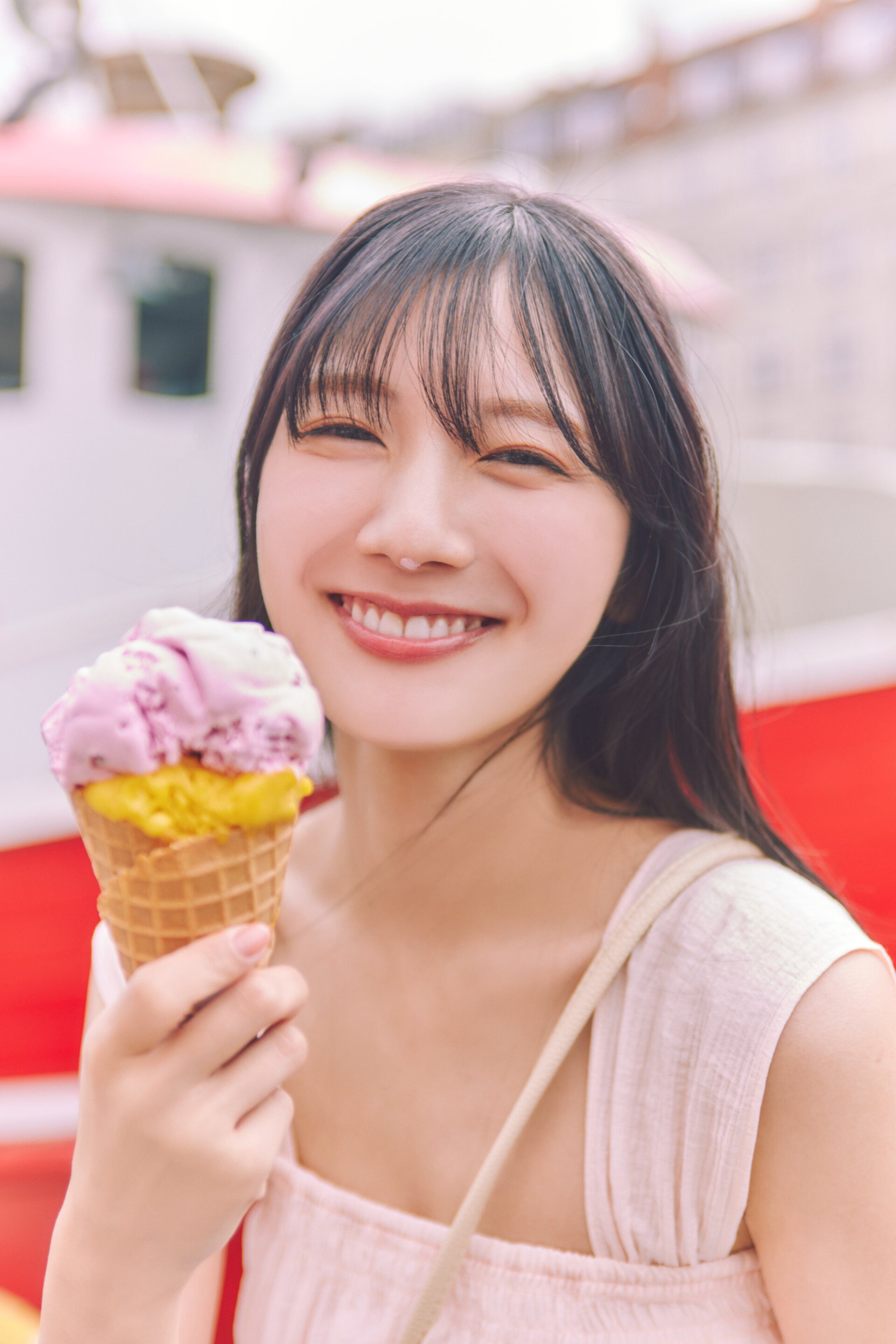 日向坂46河田陽菜が波打ち際でキュートにはにかむビキニカット - 音楽