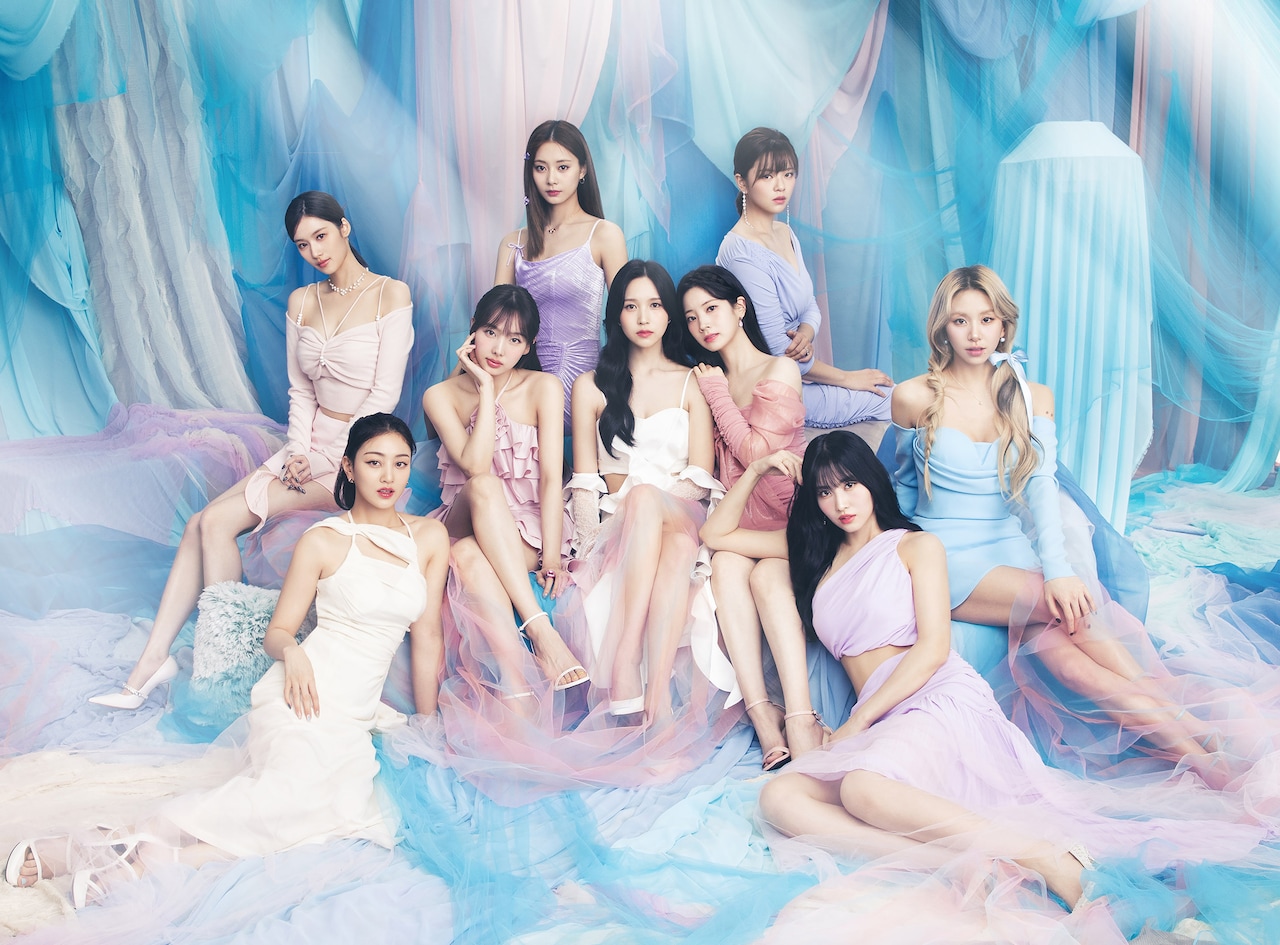 TWICEメンバーが暗闇でオタ芸、「アイドル」に乗せて（動画あり