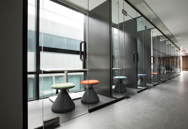 ミーティングチェア CH0022 - オフィス分野｜内田洋行