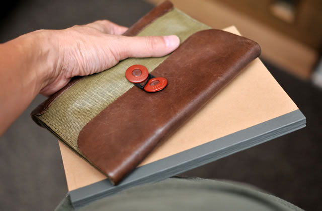 POSTALCO（ポスタルコ）のオシャレな「POSTCARD WALLET」が良い