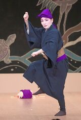 孤島丘奈の琉舞、師匠追う 独演会「めぐる華心」 高平良万歳を披露