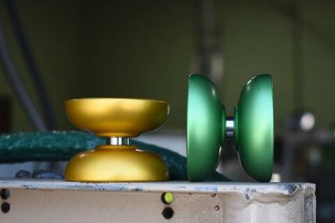 スポーツトイ・アクショントイ One Drop YoYos RALLY White/Green Rim