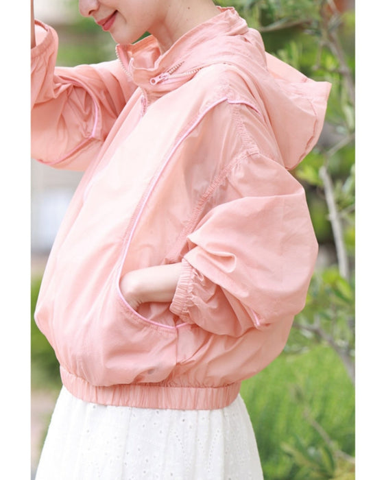 収納できるフード付き。シアーな軽量ウインドブレーカージャケット