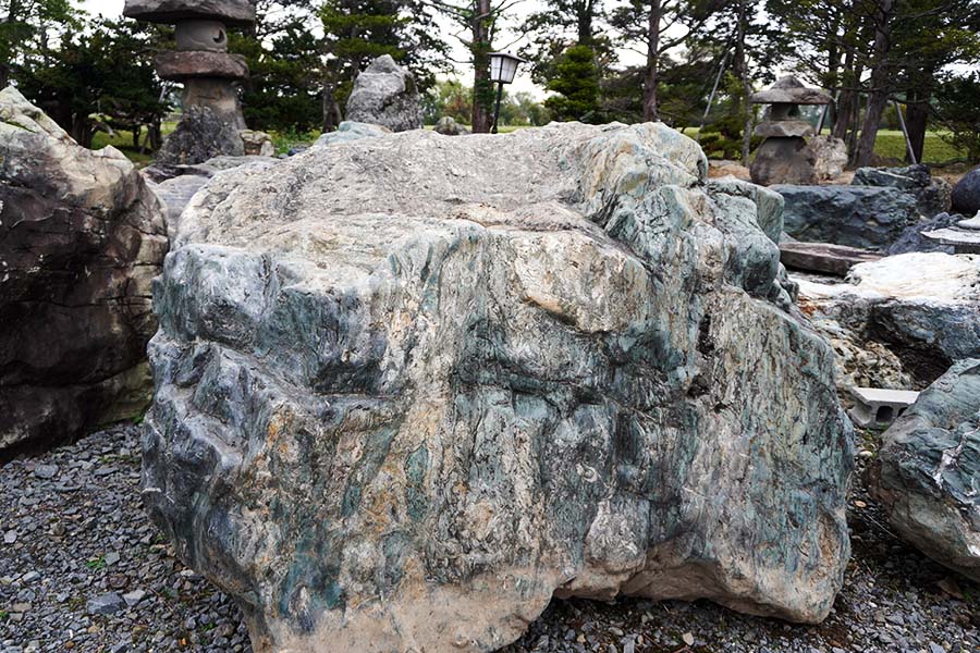 神居古潭石】神々の住まう地の神聖なエネルギーを得て形成されます