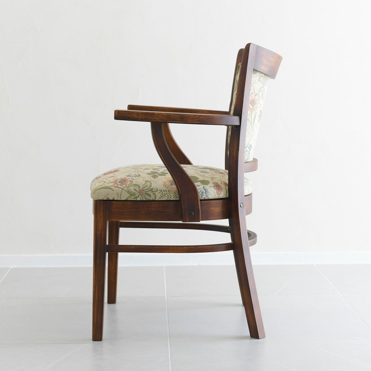 HUTTEN（ハッテン） 1362/46 パーソナルチェア 肘付き 布張り