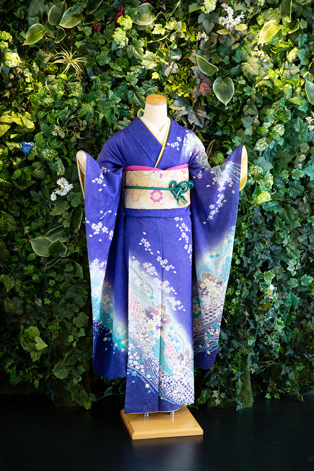 ラメを織り込んだ瑠璃紺色に桜の地紋・桜柄に絞りを施してふっくら