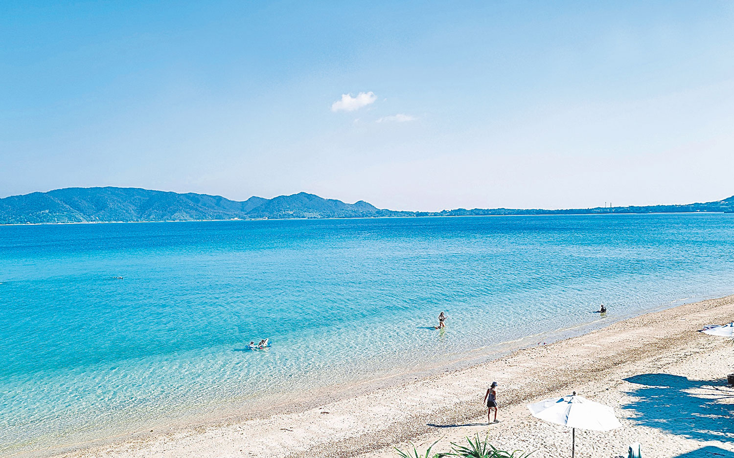 人気急上昇の奄美大島 白砂の湾に面した丘にヴィラが並ぶデスティ