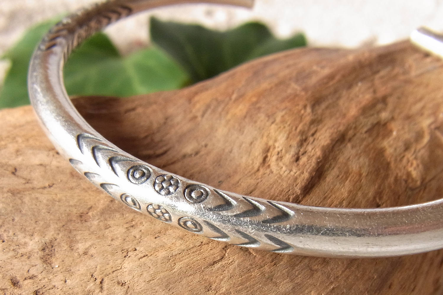 PANDAN TREE】カレン族シルバーバングルNo.A-KBA-323|魔除けや魚などの