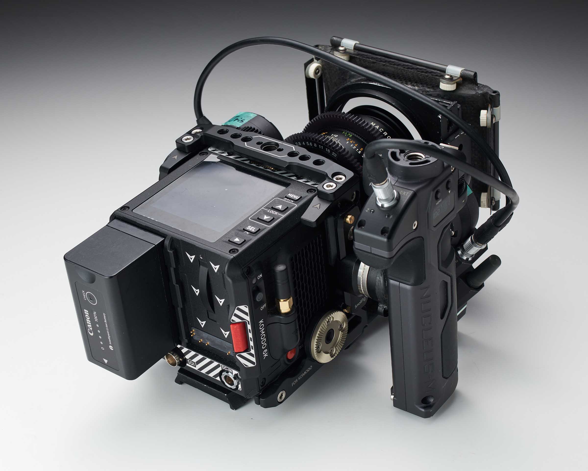 入手困難な6Kシネマカメラ「RED KOMODO」を軽くライティングしてみた