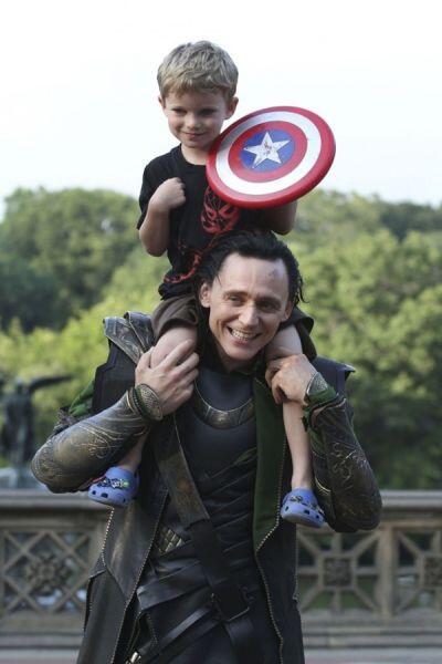 撮影の合間に見せたロキ（トム・ヒドルストン）の意外な一面。好感度