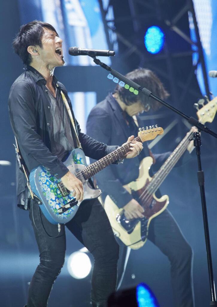 桜井和寿(Mr. Children) with telecaster type Blue flower