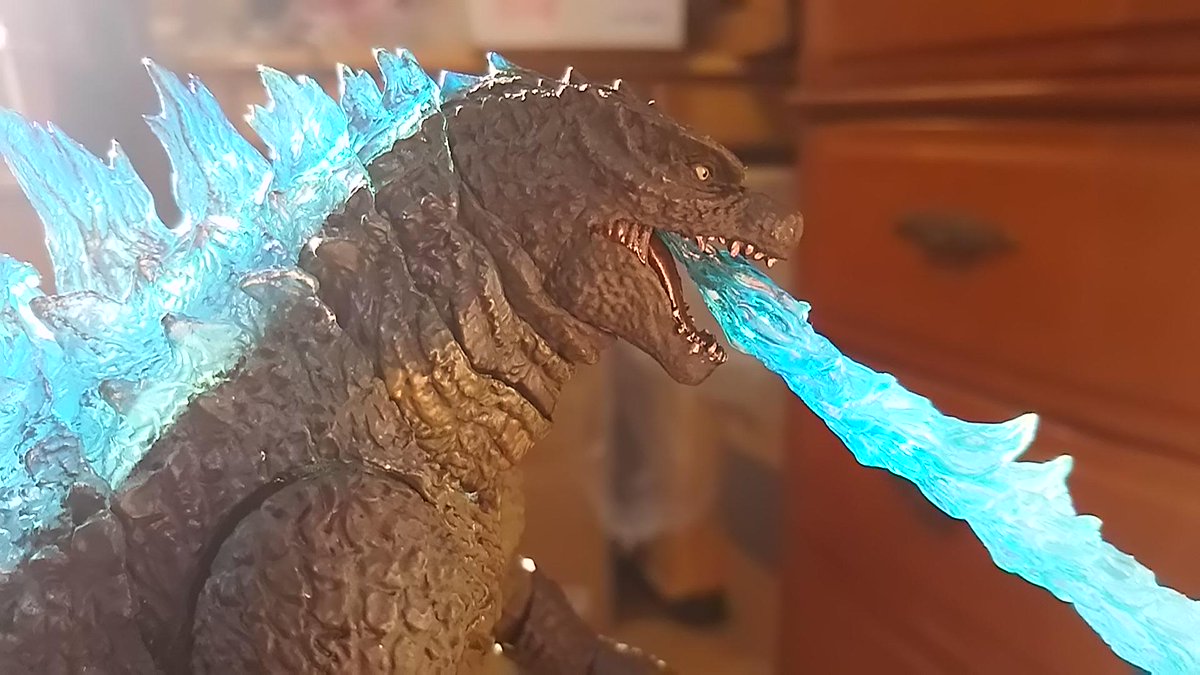 2014年版ゴジラフィギュアを撮影。劇中の放射熱線の青い光を再現する