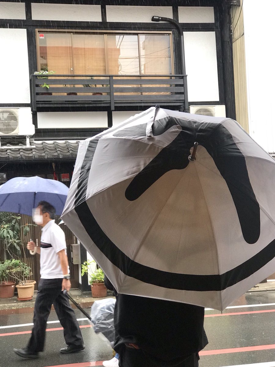 あいにくの雨ですがAphex Twin傘と〈Warp〉ポンチョを携えお待ちして