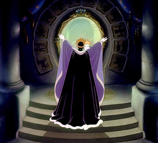 魔法の鏡よ…この世で一番美しい女性はだれ？ #鏡の日 #白雪姫