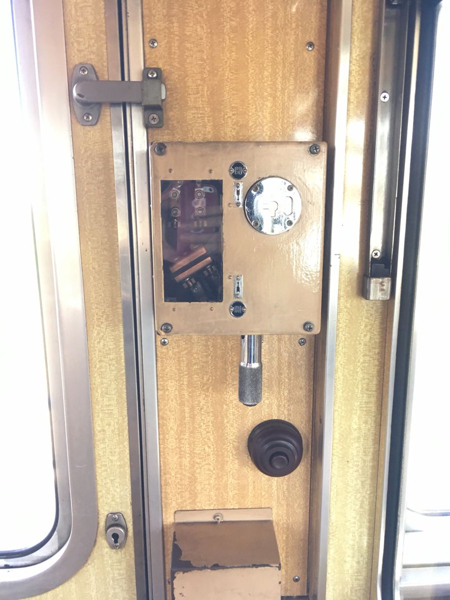 お昼から別のお出かけをしておりましたら、中間運転台が懐かしセットの