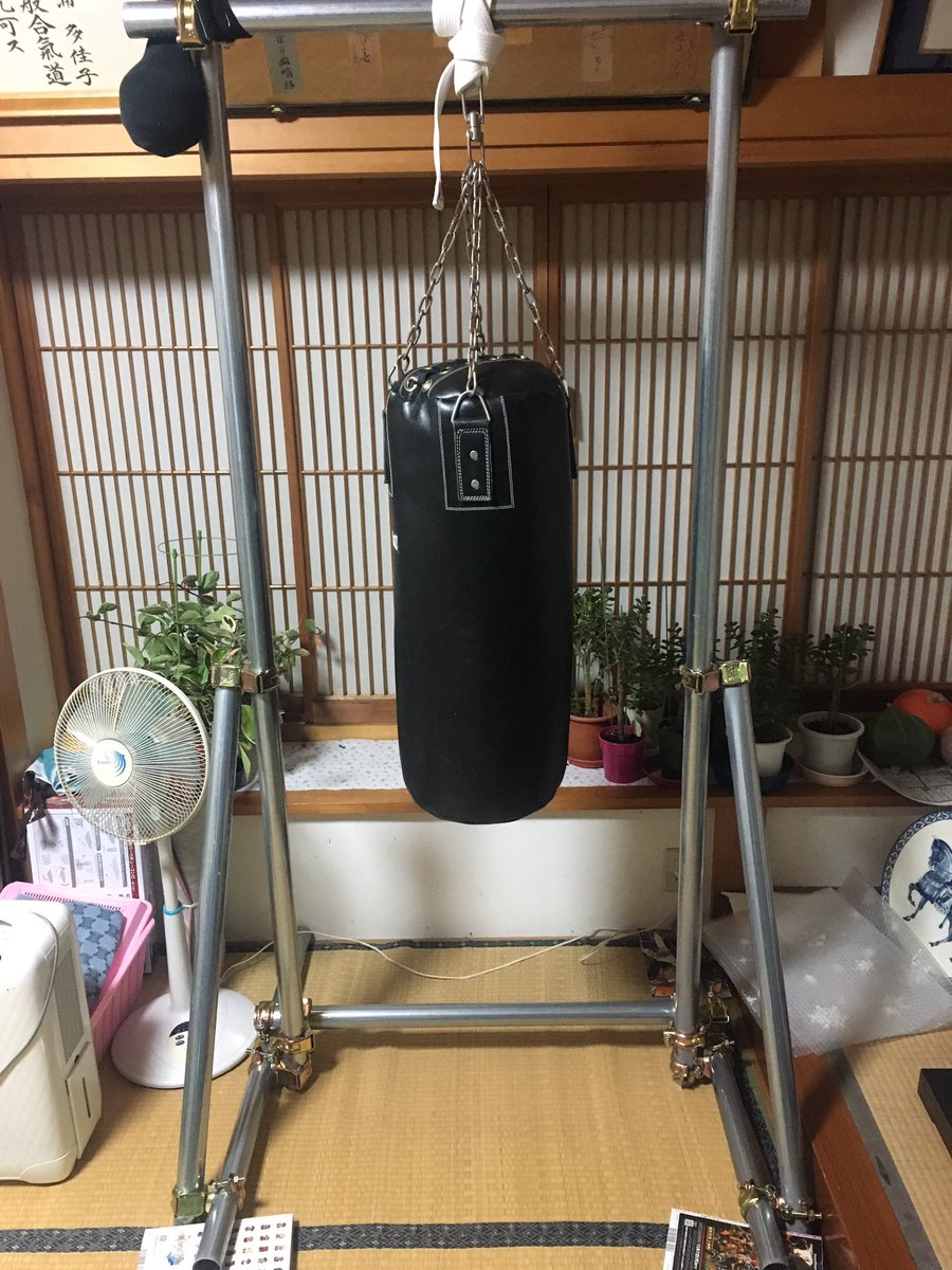 ネットでよく見るチンニングスタンドをDIYで自作。サンドバッグも