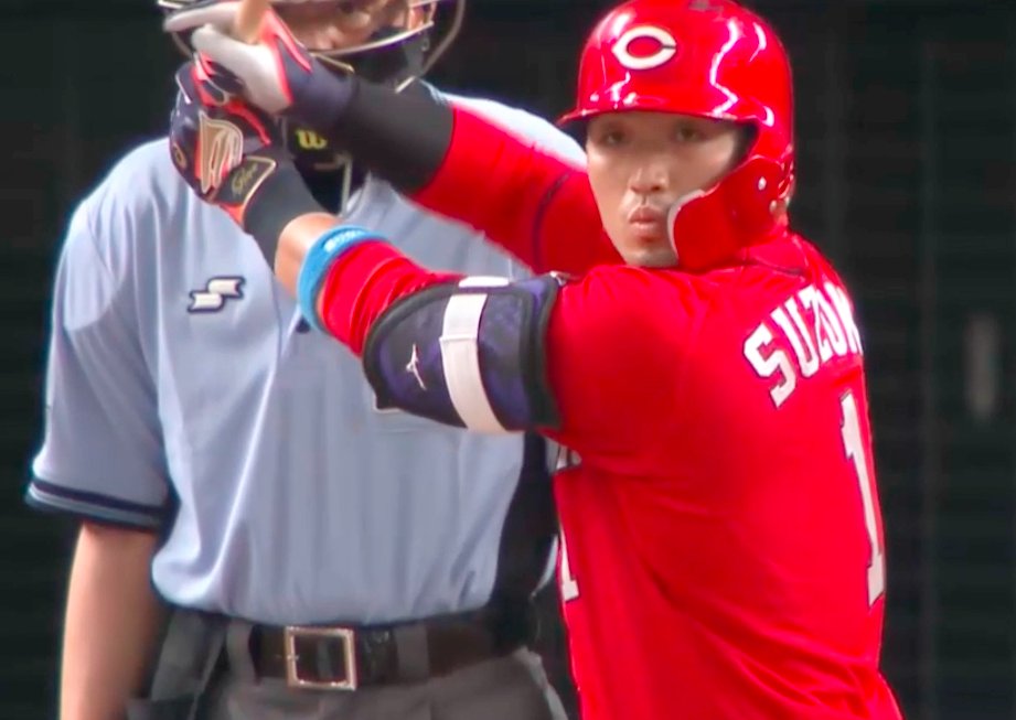 ミズノのエルボーガードを使う2選手 ベンチで誰かから借りたのかもしれ