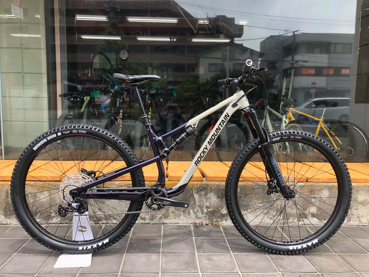 先日入荷してきた 2021年ROCKY MOUNTAIN INSTINCT Alloy30 が カッコ良
