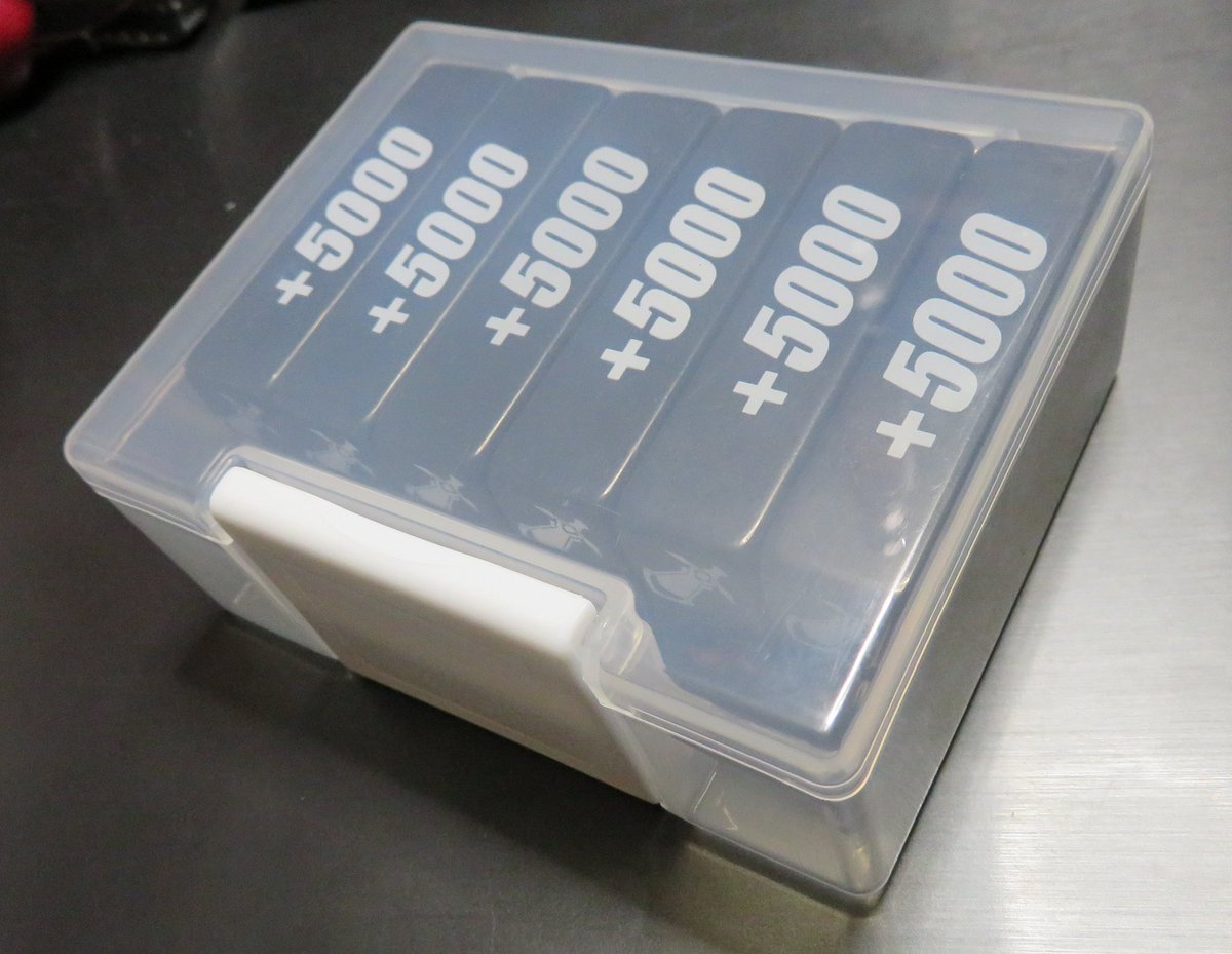 因みにこのケースだと上下2段で12本入ります。 ケースの大きさは普通に