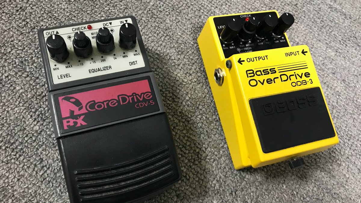 左はお気に入りのエフェクターPSK Core Drive CDV-5。主にベースソロで