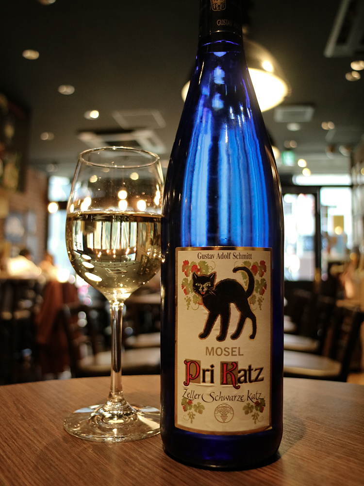 今月のワインは、黒猫のラベルと青いボトルが特徴の ”ツェラー