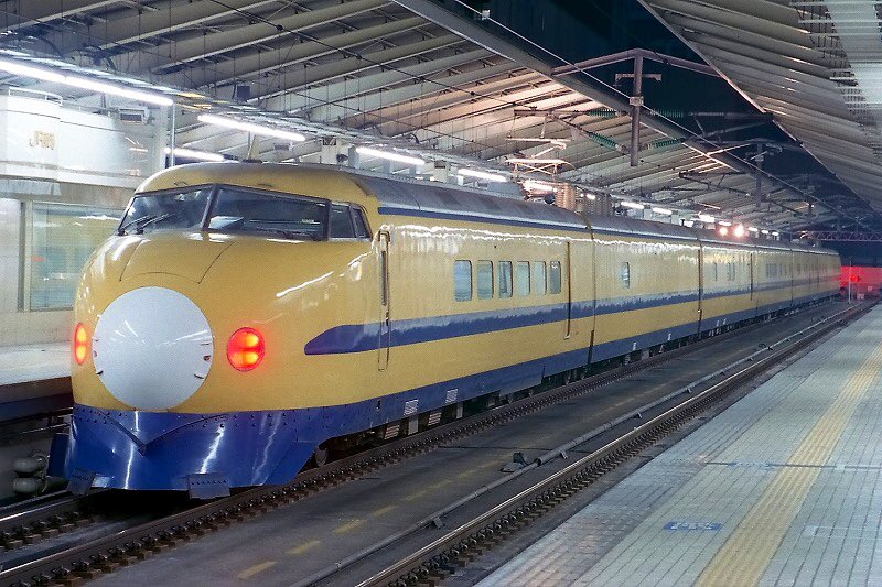 99年8月、まだホーム柵のない東京にて922形10番台(T2編成)をバルブ