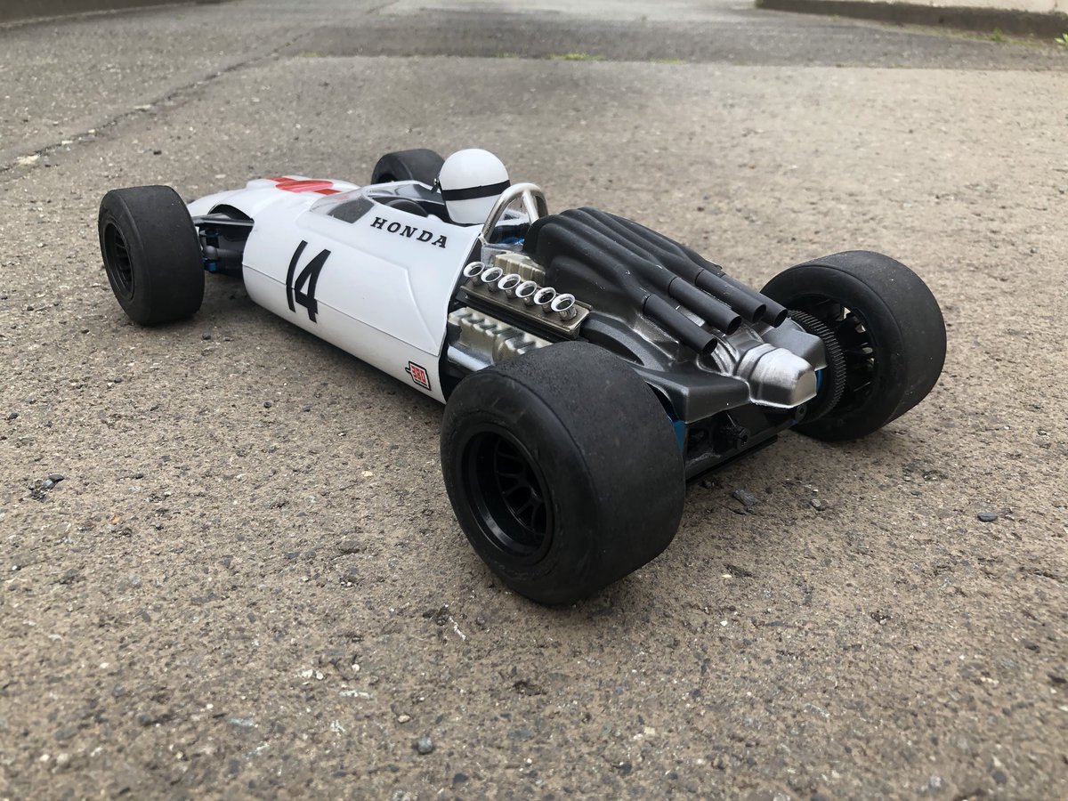 二か月程前から制作していた葉巻型F1のボディがほぼ完成。 シャシーは