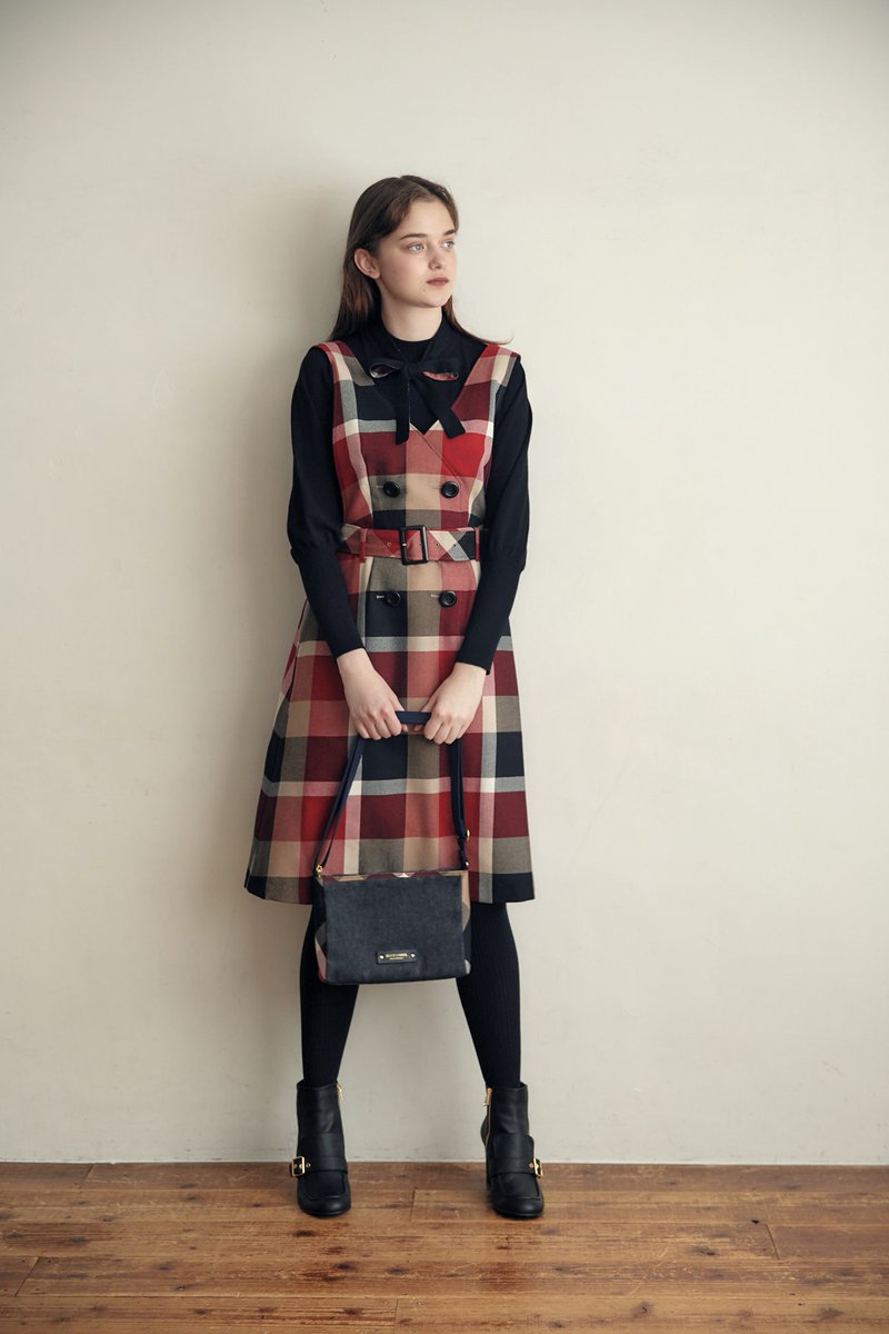 秋の景色に映える赤のクレストブリッジチェック。 ブルーレーベル