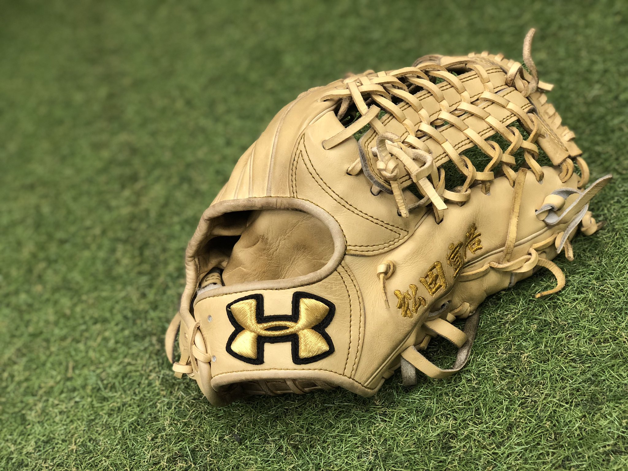 松田宣浩選手 アンダーアーマー グローブ サイン入り HATTRICK（ハット