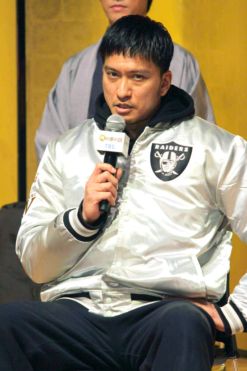 みんな大好き長瀬智也が「俺の家の話」でNFLグッズを常に身に着けてて