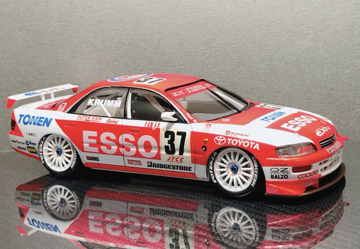 タミヤ1/24トヨタ・トムスエクシヴJTCCを初めて作りました。赤白の塗り