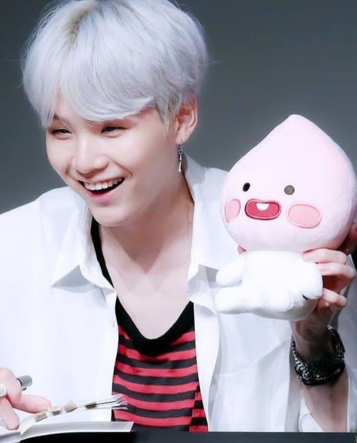 サイン会でプレゼントのぬいぐるみをまんま顔マネするユンギさん愛しい