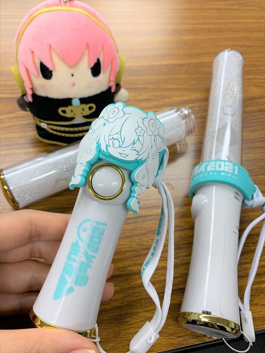 取り付け方】 ①ペンライトリングにペンライトの紐をくくりつけます