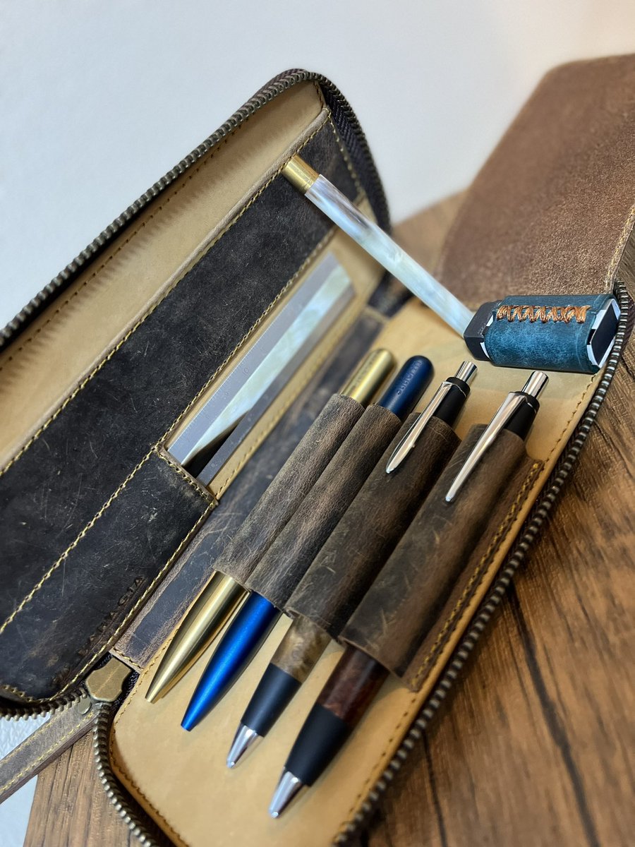 新たに2本のペンを向かい入れました😇 バハギアペンケースの左二つの