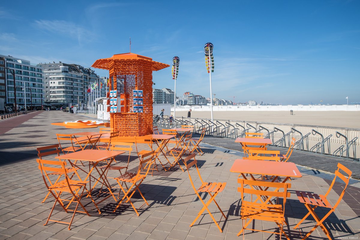 During this stopover, Hermès invites passers-by to immerse