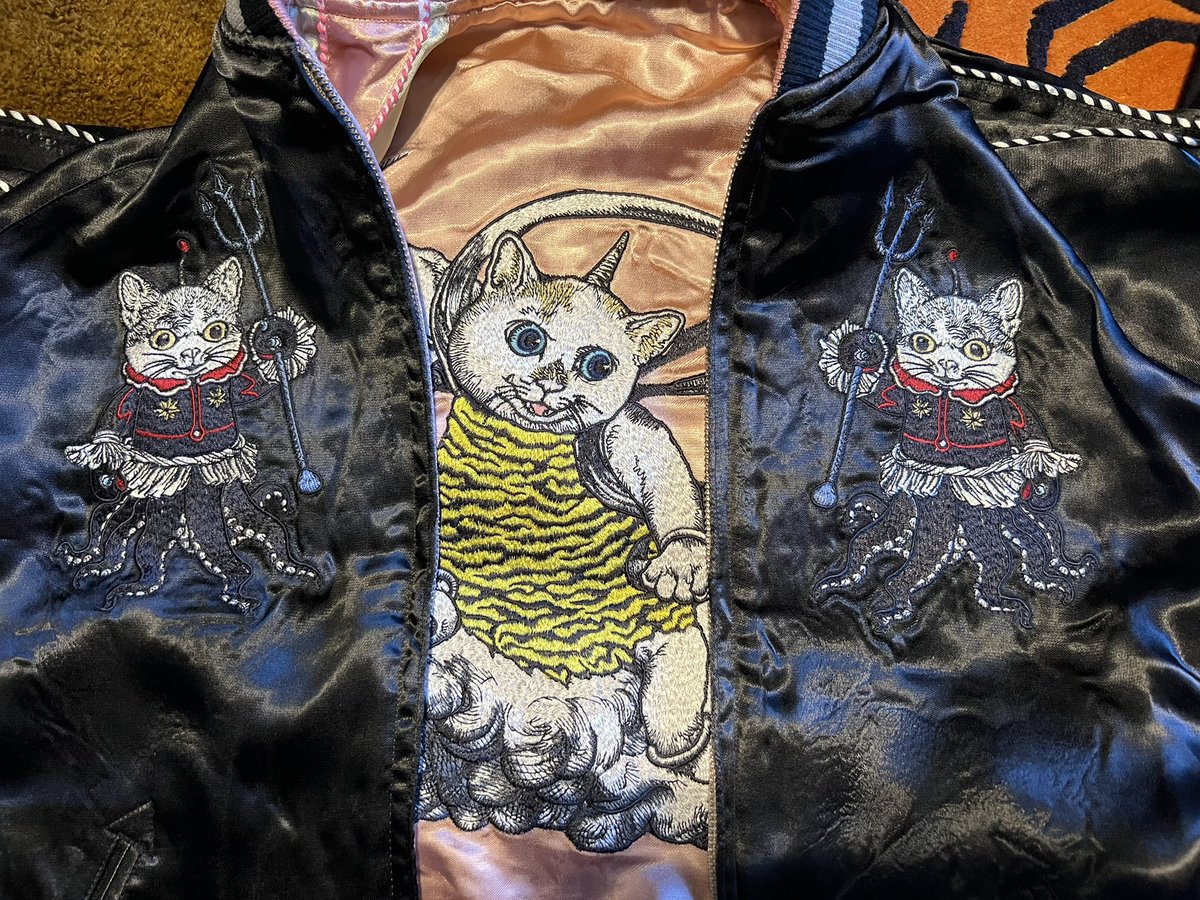 念願のスカジャンが完成しまして、店舗では先に販売が始まっている