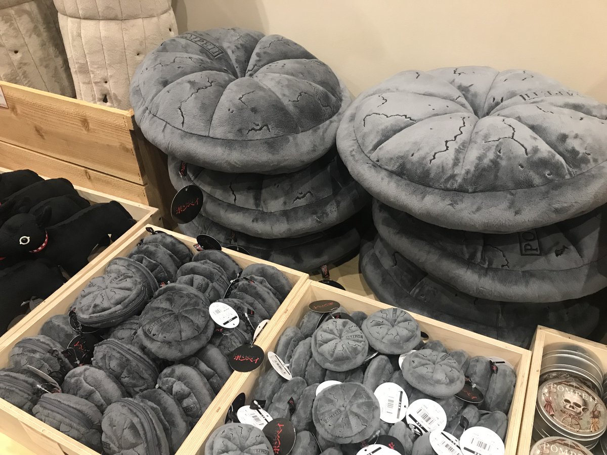 ポンペイ展】直径20cmほどの《炭化したパン》。約2000年前のパンが