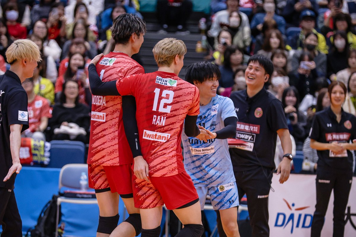 ディマ様のクイックに心うたれてた(?)小野寺さんに駆け寄る高橋さんと