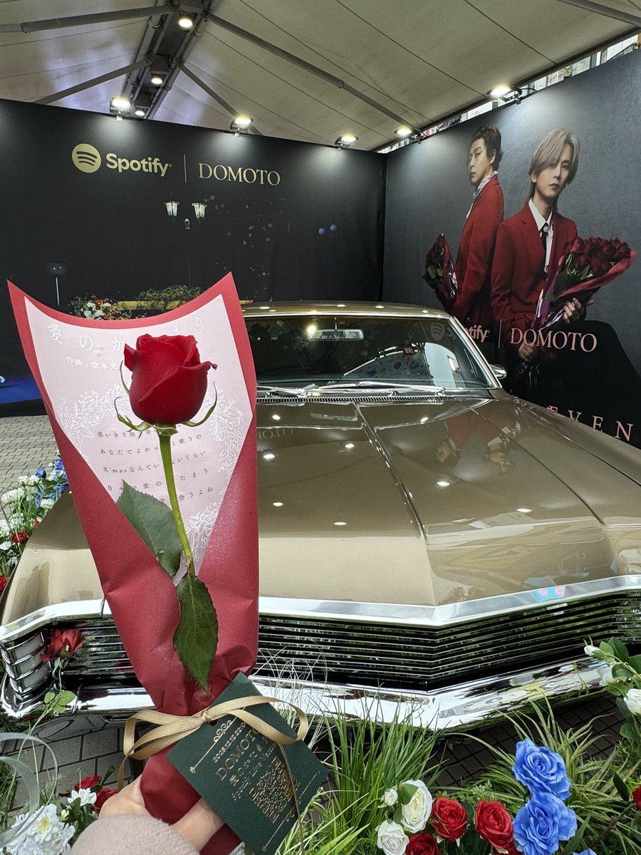 素敵にラッピングされたバラ(と整理券)貰えた🥹🌹✨️ 改めまして、愛