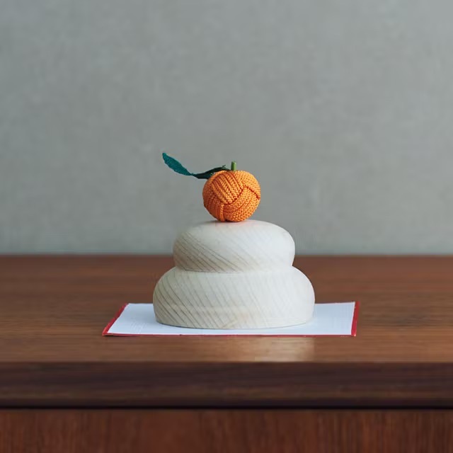 手軽に飾れる、 木の鏡餅飾りができました。