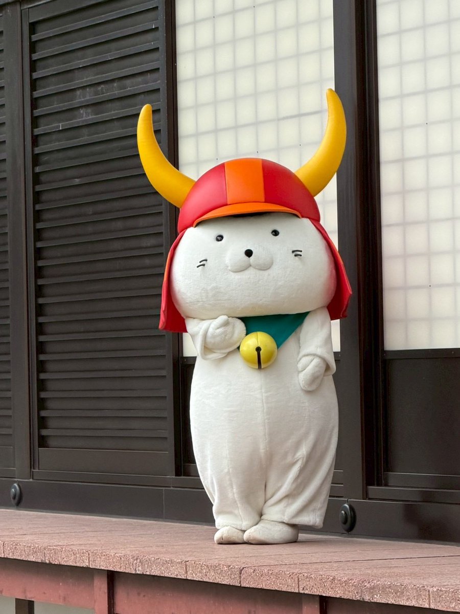 本日、#ひこにゃん 殿はどこから #彦根 を紹介しようかと真剣に考えて