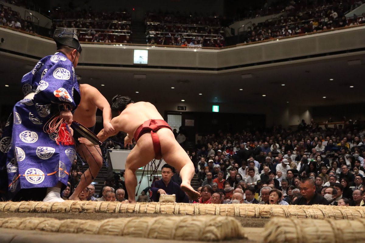 四日目の様子＞ 幕内取組 欧勝海（3勝1敗）うっちゃり 竜電（1勝3
