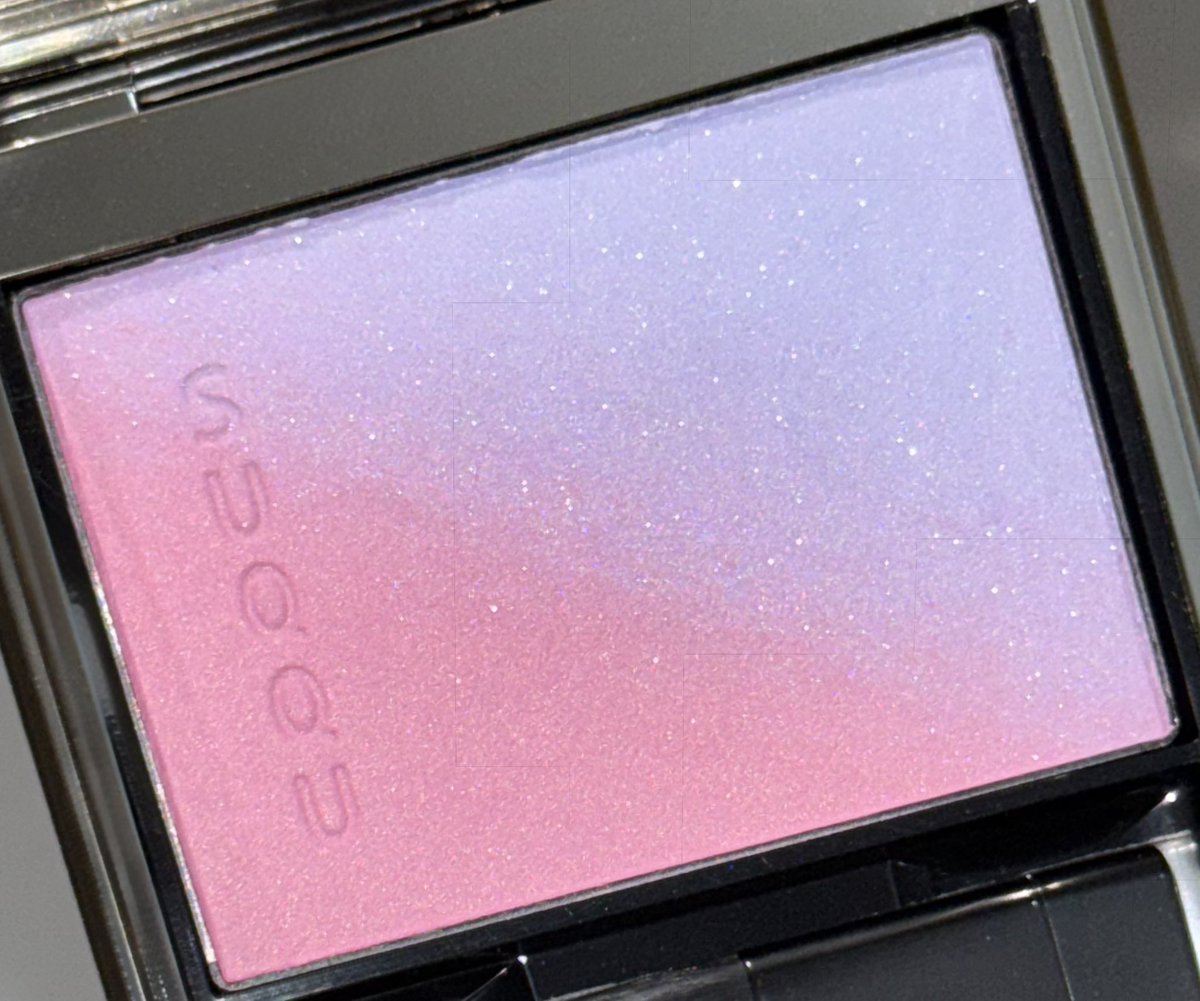 SUQQUのチーク113 冬織 (FUYUORI)、恋に落ちる可愛さ