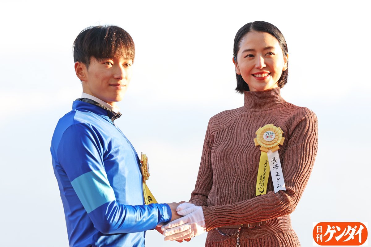 レモンポップを勝利に導いた坂井瑠星騎手と、表彰式プレゼンターの長澤