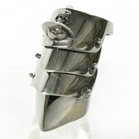 椎名林檎が「本能」リリース時に身につけていたヴィヴィアン・ウエスト