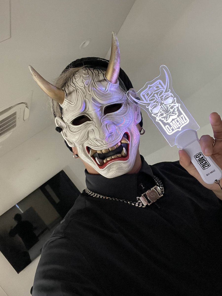 最新O-MENZロゴ型ペンライト良すぎない？🤟🏿 これ持ってElements