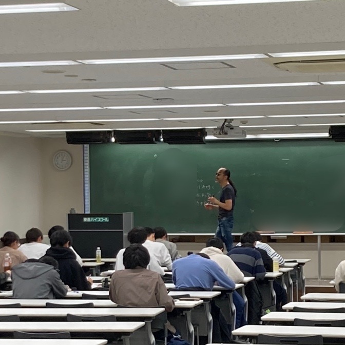 雨の上がった午後は、苑田尚之先生の高3東大物理です😎 渋谷校前の桜の