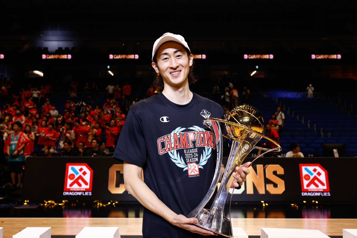 優勝直後のセレモニーで選手が着用した同モデルの優勝記念Tシャツを