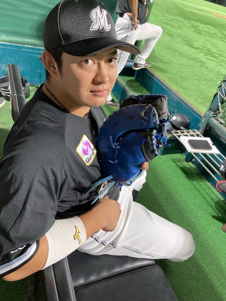 本日はキャッチャーミットではなく、青いファーストミットをつけている